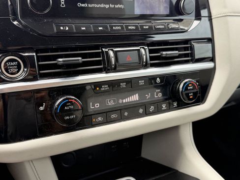 Used 2024 Nissan Pathfinder SL AWD/4WD image 25