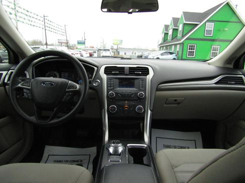 Used 2017 Ford Fusion SE image 9