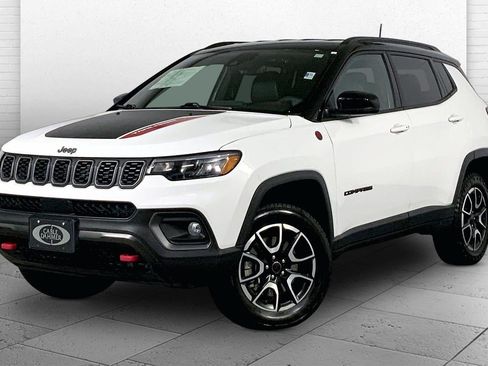 Used 2025 Jeep Compass Trailhawk AWD/4WD image 12