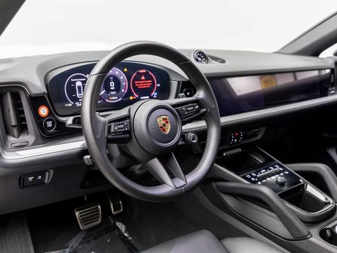 Used 2024 Porsche Cayenne S image 2