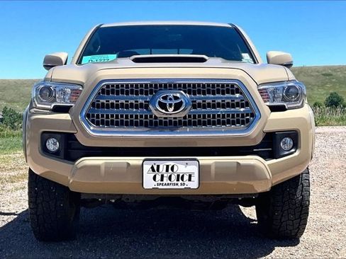 Used 2017 Toyota Tacoma TRD Sport AWD/4WD image 2