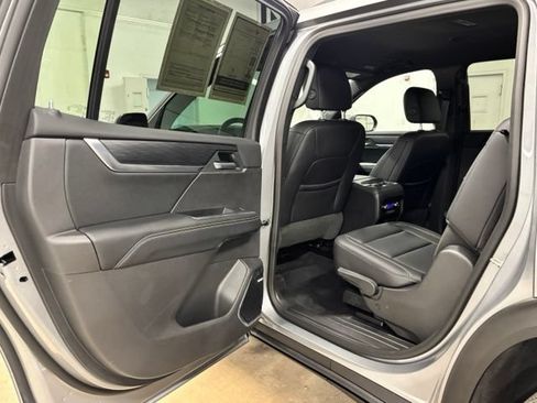 Used 2026 GMC Acadia Elevation w/ Elevation Premium Package AWD/4WD image 18