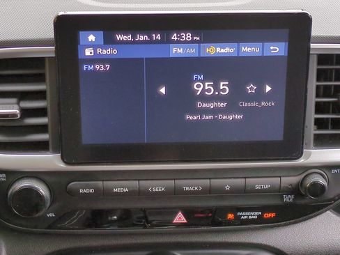 Certified 2024 Hyundai Venue SEL image 17