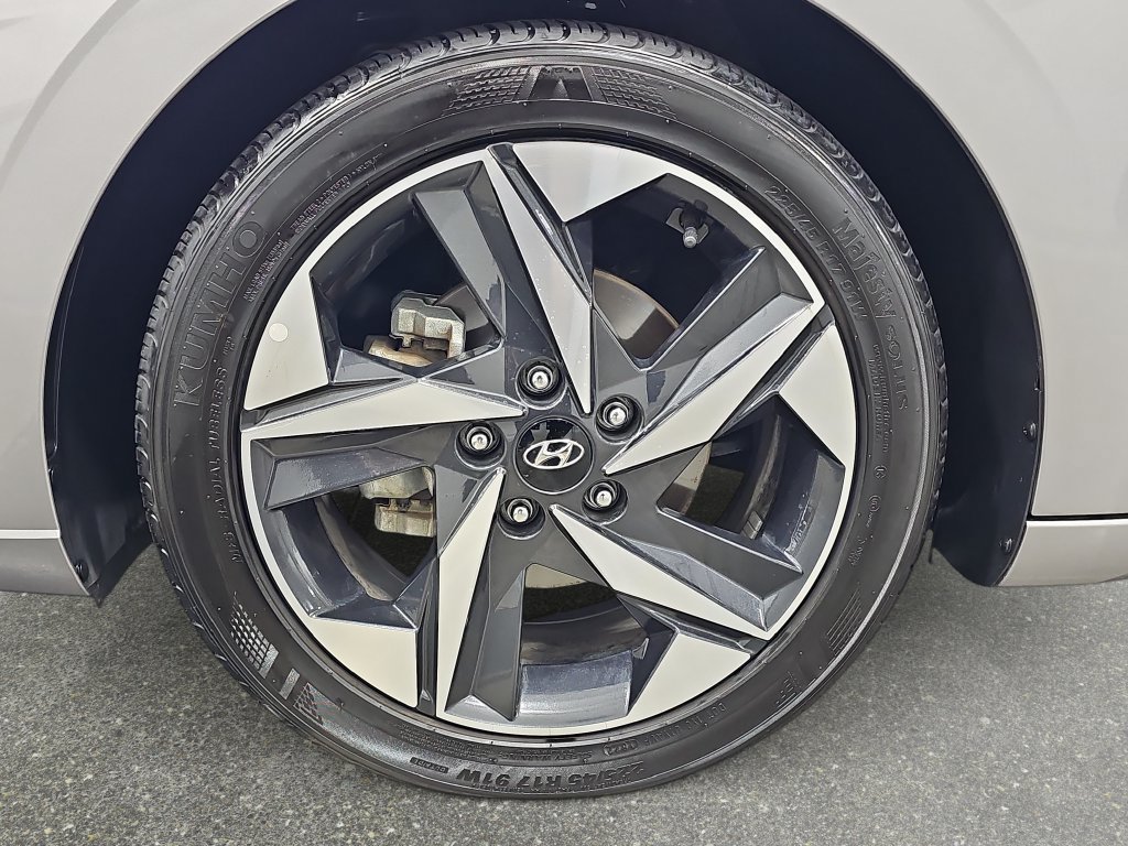 Used 2023 Hyundai Elantra Limited w/ Preferred Accessory Package FWD image 34