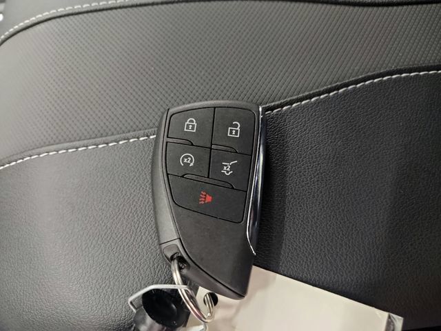 Used 2025 Chevrolet Traverse RS FWD image 39