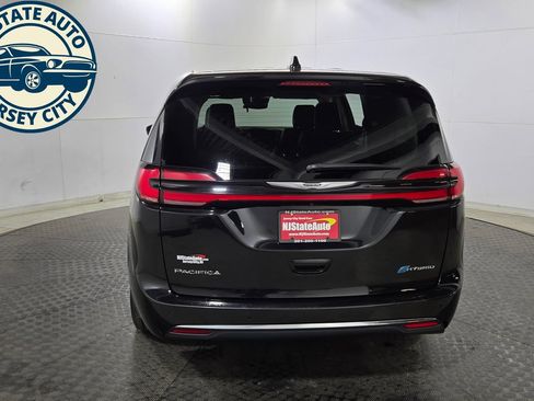 Used 2024 Chrysler Pacifica Limited FWD image 12