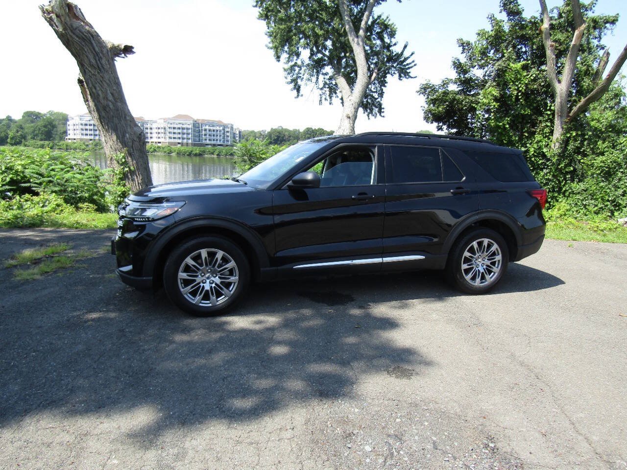 Used 2025 Ford Explorer Active w/ Active Comfort Package AWD/4WD image 3