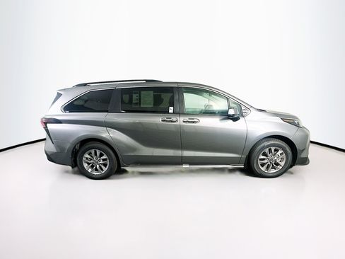 Used 2026 Toyota Sienna XLE FWD image 10