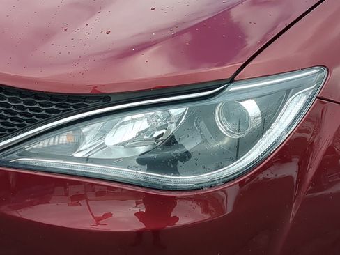 Used 2018 Chrysler Pacifica Touring-L Plus image 14