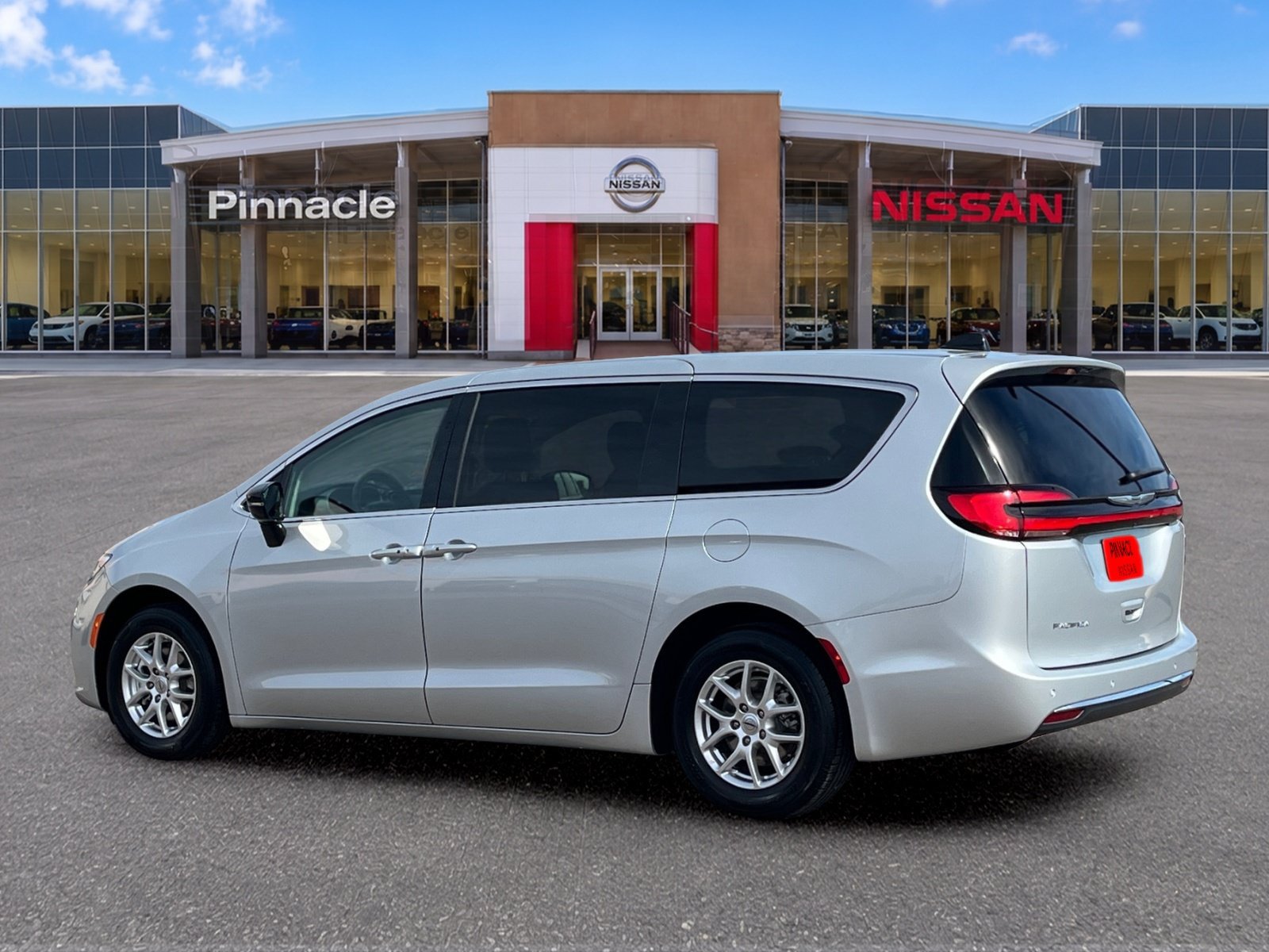 Used 2024 Chrysler Pacifica Touring-L FWD image 4
