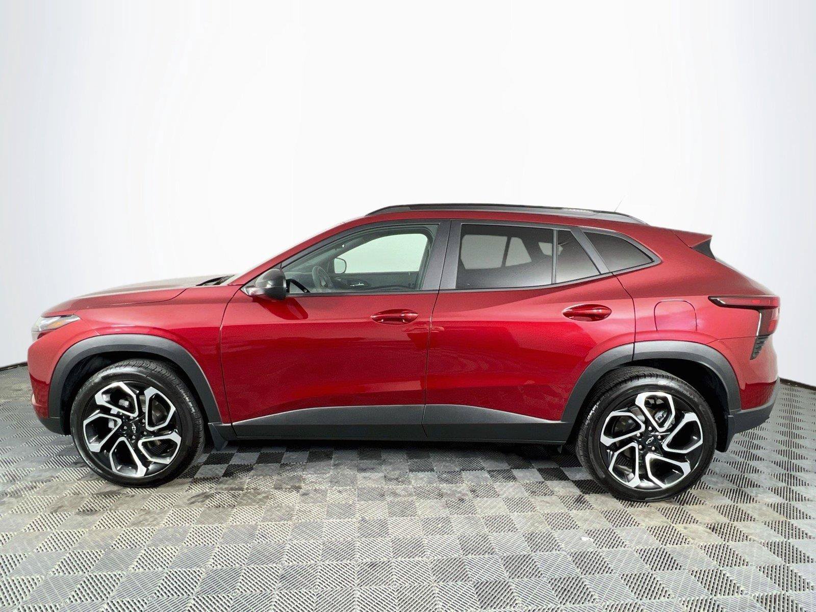 Used 2025 Chevrolet Trax RS w/ Driver Confidence Package FWD image 3