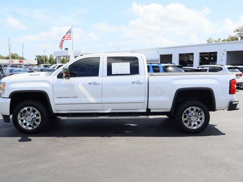 Certified 2019 GMC Sierra 2500 Denali w/ Duramax Plus Package AWD/4WD image 6