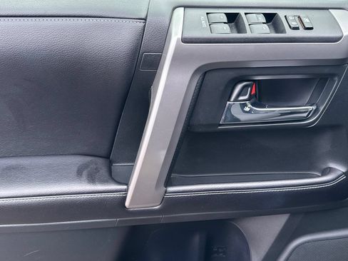 Used 2016 Toyota 4Runner SR5 AWD/4WD image 11