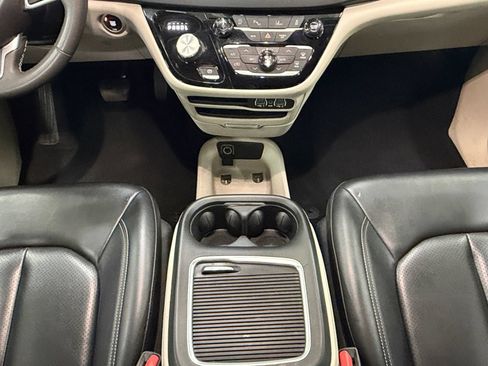 Used 2023 Chrysler Pacifica Touring-L FWD image 13