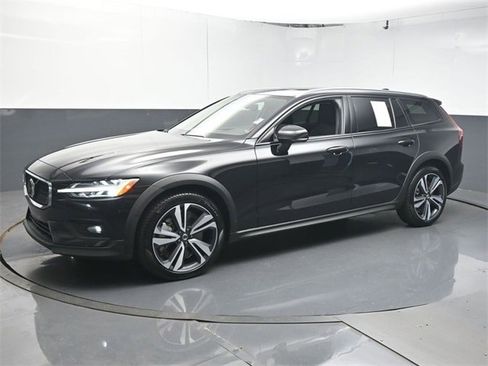 Certified 2024 Volvo V60 B5 Cross Country Plus image 4