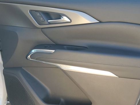 Used 2025 Chevrolet Traverse LT image 45