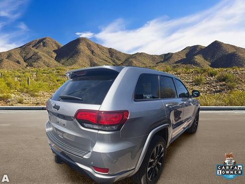 Used 2021 Jeep Grand Cherokee Laredo X AWD/4WD image 4