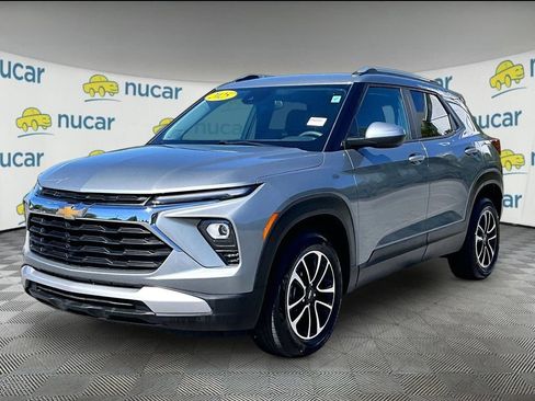 Used 2025 Chevrolet TrailBlazer LT AWD/4WD image 3