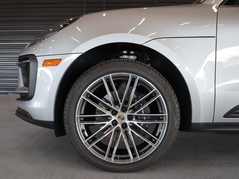 Certified 2026 Porsche Macan AWD/4WD image 12
