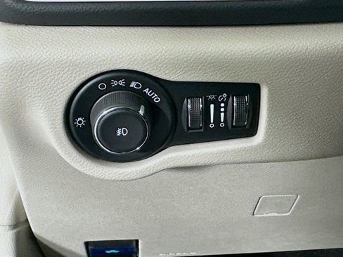 Used 2024 Chrysler Pacifica Touring-L image 12