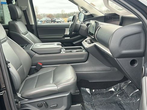 Used 2025 Ford Expedition Active AWD/4WD image 33