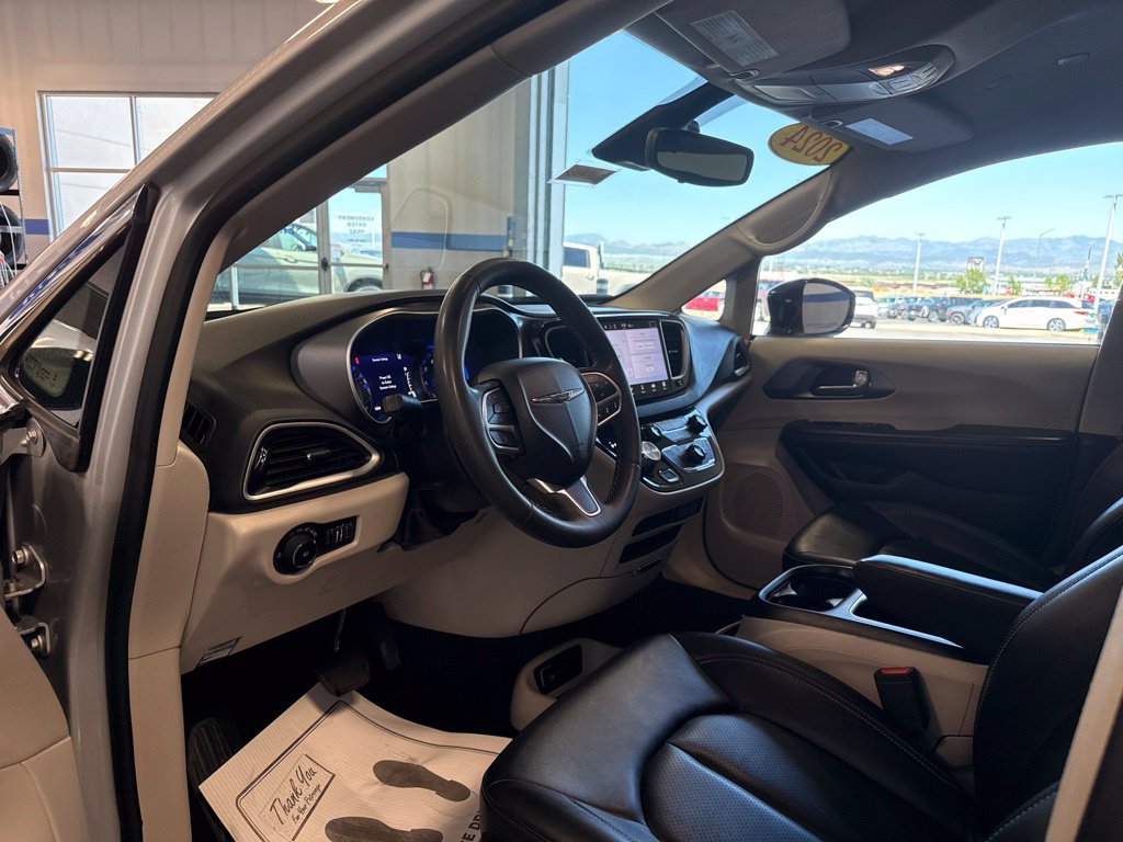 Used 2024 Chrysler Pacifica Touring-L FWD image 17