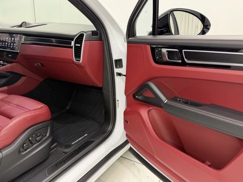 Certified 2023 Porsche Cayenne GTS AWD/4WD image 25