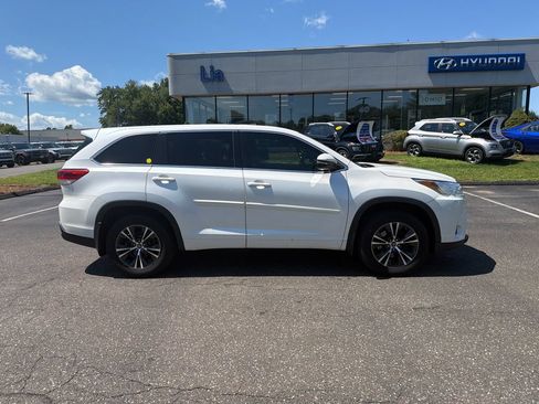 Used 2018 Toyota Highlander LE w/ Protection Package #3 AWD/4WD image 2