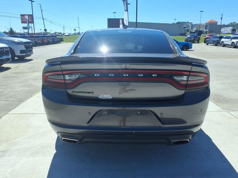 Used 2019 Dodge Charger SXT w/ Blacktop Package RWD image 4