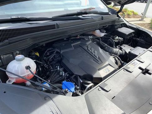 Used 2022 Kia Carnival LX image 16