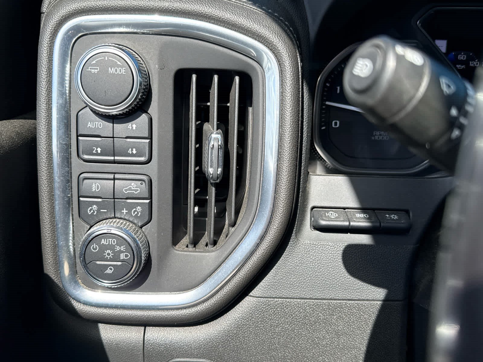 Used 2022 GMC Sierra 3500 Denali w/ Denali Ultimate Package AWD/4WD image 11
