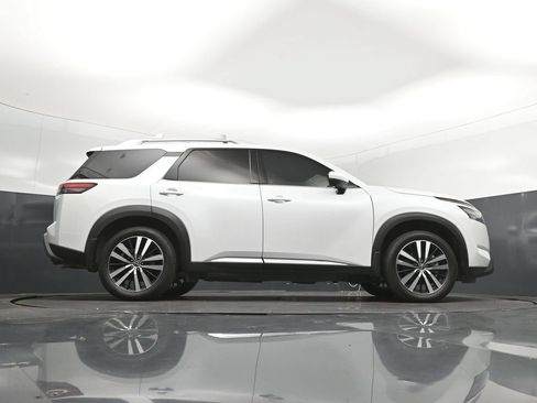 Used 2025 Nissan Pathfinder Platinum FWD image 43