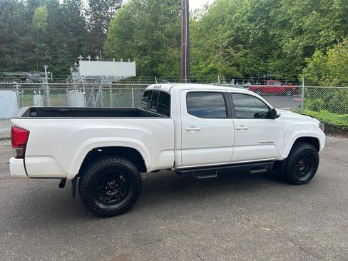 Used 2016 Toyota Tacoma TRD Sport w/ Premium & Technology Package AWD/4WD image 4