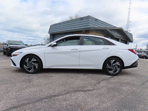 Used 2025 Hyundai Elantra Limited image 8