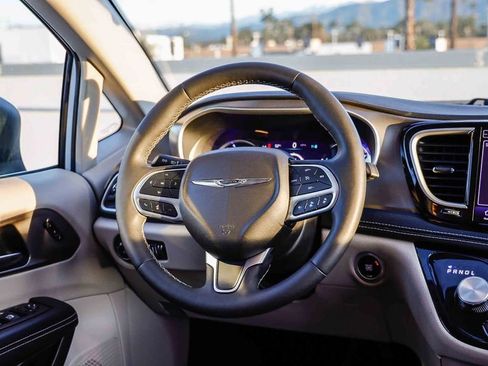 Used 2023 Chrysler Pacifica Touring-L image 18