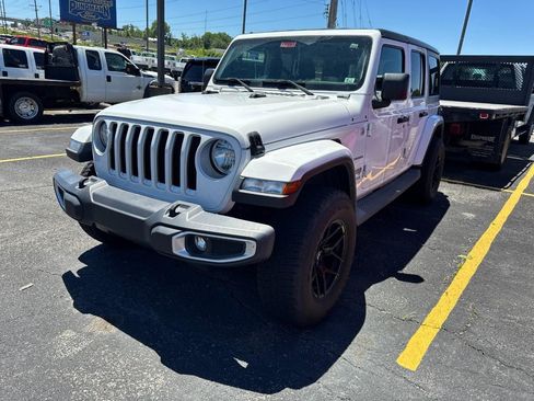 Used 2019 Jeep Wrangler Unlimited Sahara AWD/4WD image 4