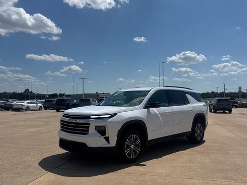 Used 2025 Chevrolet Traverse LT FWD image 9
