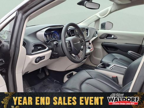 Used 2023 Chrysler Pacifica Touring-L image 8