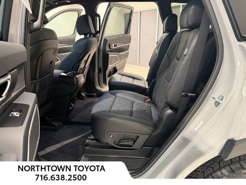 Used 2025 Kia Telluride AWD image 13