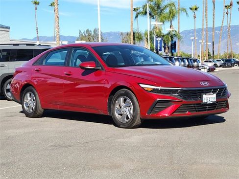 Used 2025 Hyundai Elantra SE image 27