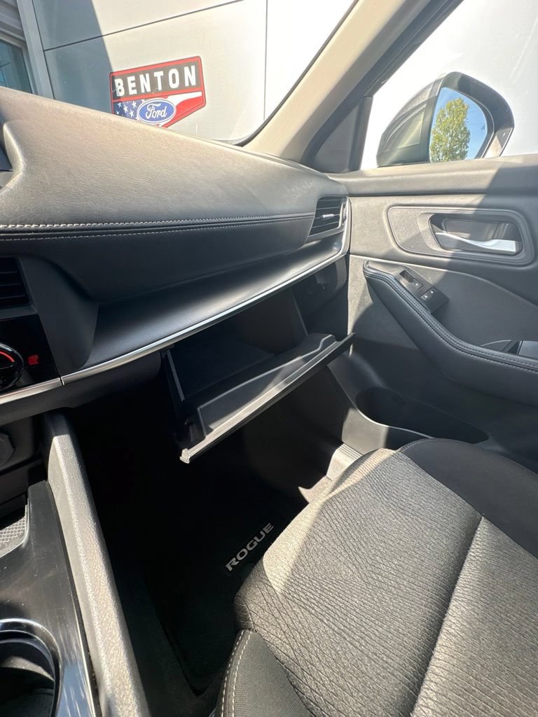 Used 2024 Nissan Rogue SV FWD image 23