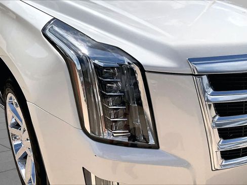 Used 2015 Cadillac Escalade Luxury AWD/4WD image 26