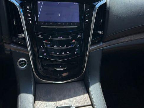 Used 2015 Cadillac Escalade Premium image 4
