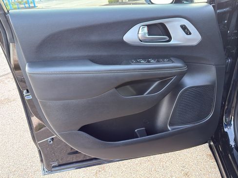 Used 2025 Chrysler Pacifica Limited FWD image 11