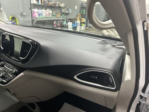 Used 2024 Chrysler Pacifica Touring-L image 34