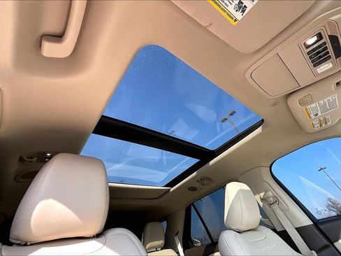 Used 2020 Ford Explorer Platinum w/ Premium Technology Package image 12