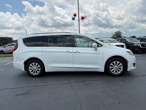 Used 2019 Chrysler Pacifica Touring-L FWD image 2