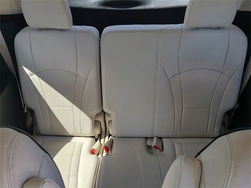 Used 2024 Buick Enclave Essence image 13