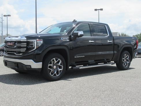 Used 2024 GMC Sierra 1500 SLT AWD/4WD image 3