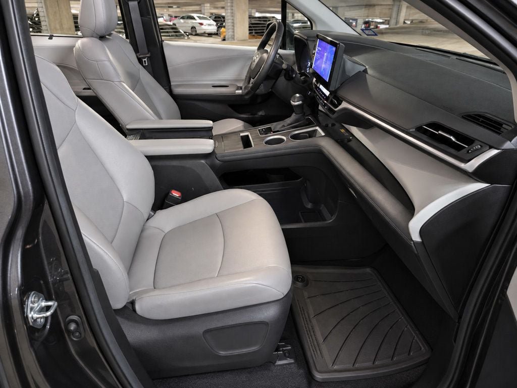 Used 2025 Toyota Sienna XLE FWD image 29